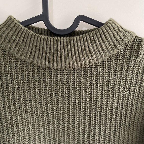 A crop top sweater, perfect for spring! - Picture 4 of 5